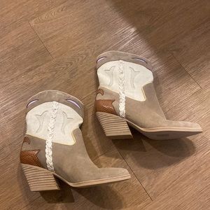 Dolce Vita Loral booties